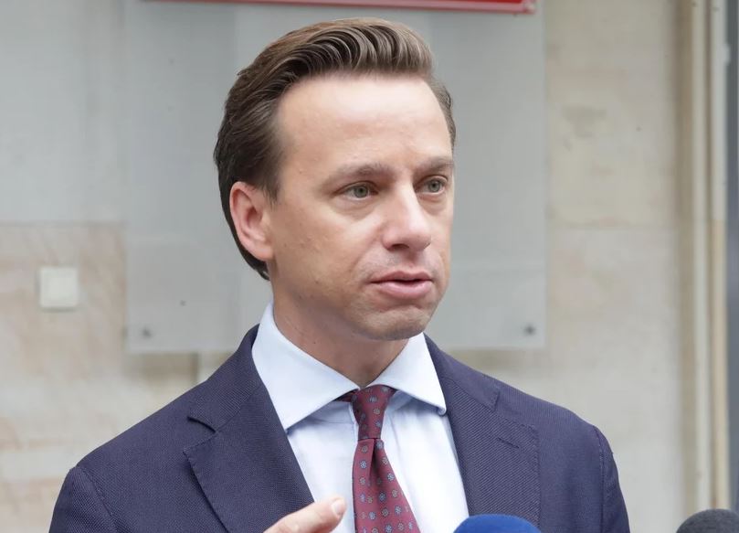 „Wyprzedaż majątku, likwidacja koszar”. Bosak: Katastrofalne decyzje pierwszego rządu Tuska ws. wojska