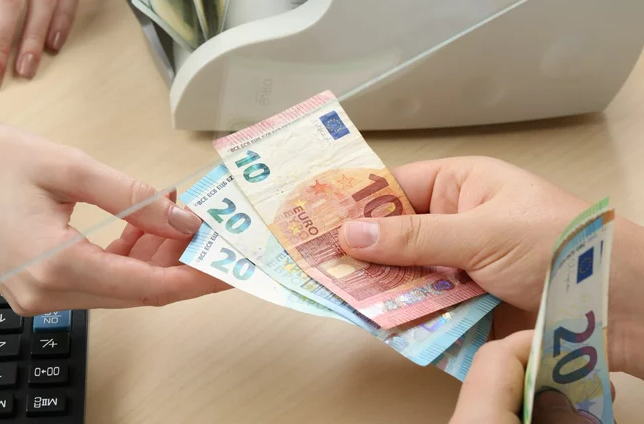 Euro w Polsce w 2035 r.? Tylu Polaków wierzy w ten scenariusz