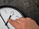Zmiana czasu w Polsce: Dlaczego budzi kontrowersje?