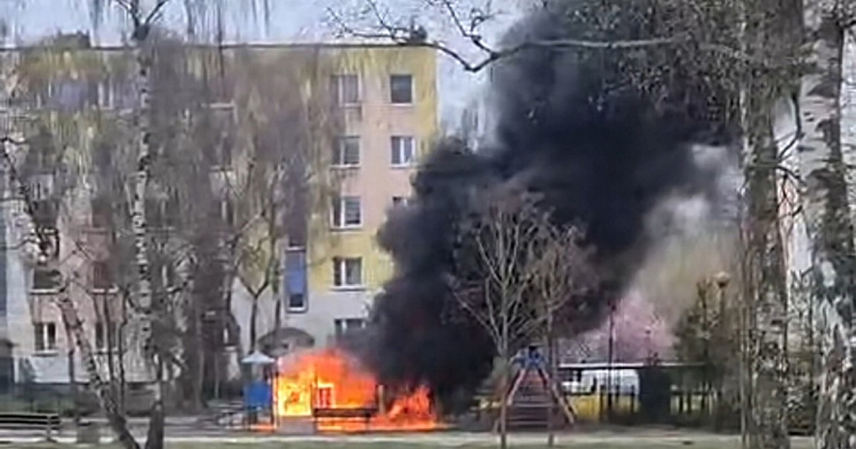 Tajemniczy Pożar Placu Zabaw w Toruniu: Odpowiedzialne Ośmioletnie Dziecko