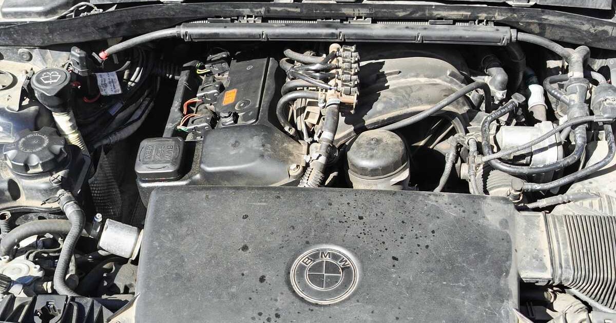 Luksusowe BMW bez kluczowych części po naprawie – szokujące zaniedbanie w warsztacie