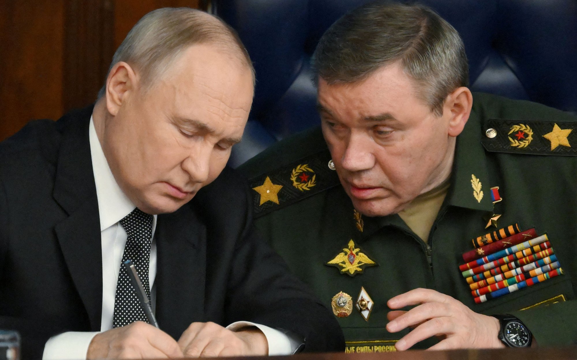 Ukraińskie drony zadają ciosy w głąb Rosji, obnażając słabości Kremla