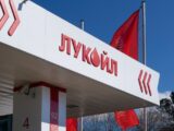 Łukoil działa dalej: Amerykańskie wyłączenia z sankcji przedłużone do października