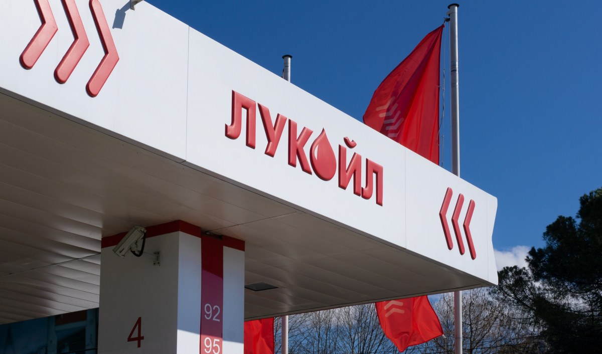 Łukoil działa dalej: Amerykańskie wyłączenia z sankcji przedłużone do października