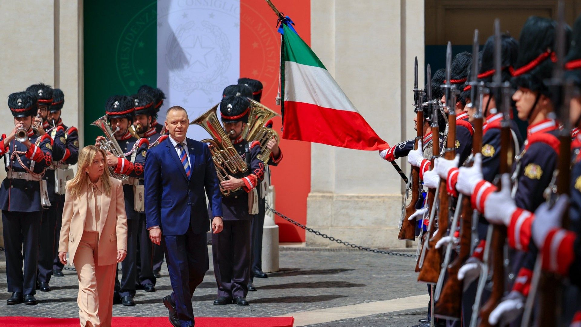 Prezydent Nawrocki odbywa wizytę we Włoszech: Rozmowy o bezpieczeństwie i współpracy w UE