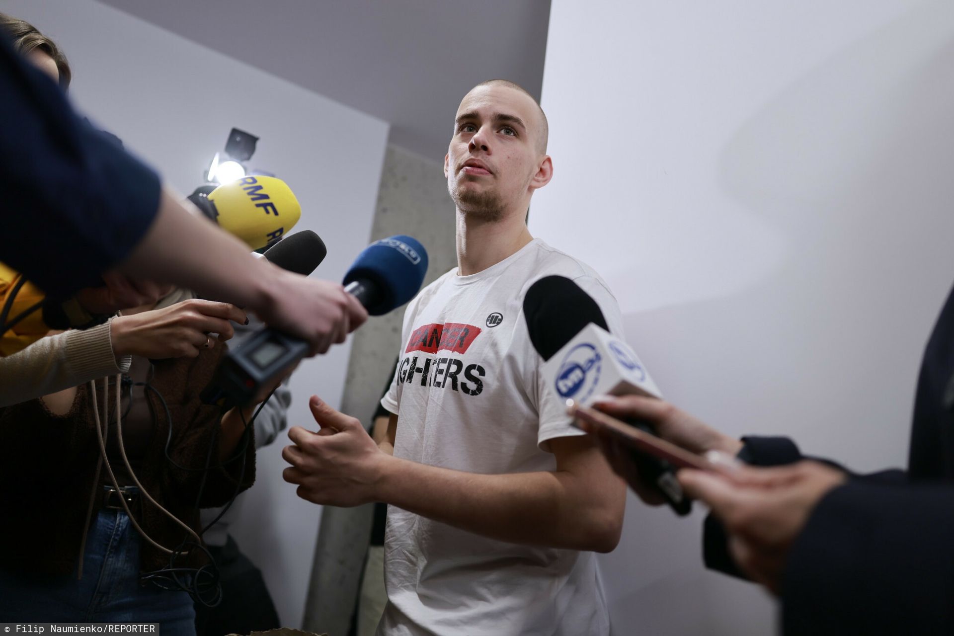 Charytatywna jazda rowerem przez Polskę: influencer Łatwogang pomaga choremu chłopcu