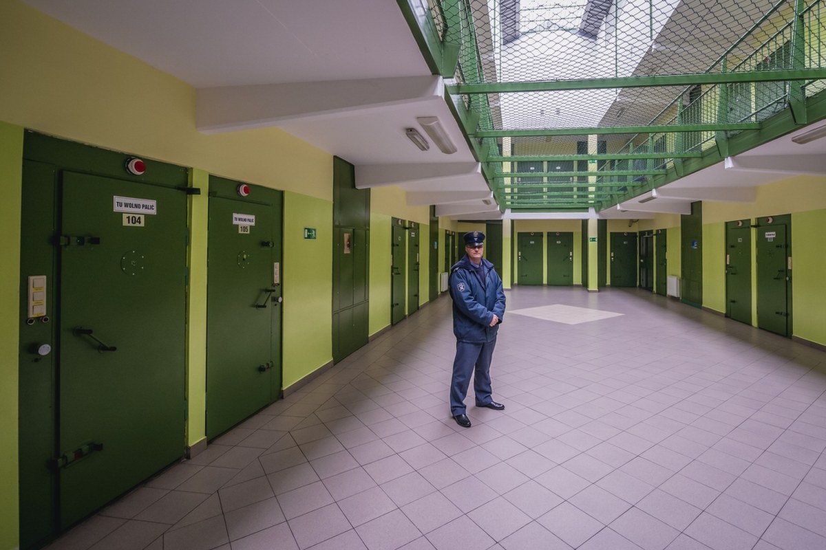 Protest funkcjonariuszy Służby Więziennej przeciw cięciu świadczeń mieszkaniowych