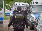 Policja przeszukuje lokale w związku z podszywaniem się pod funkcjonariuszy
