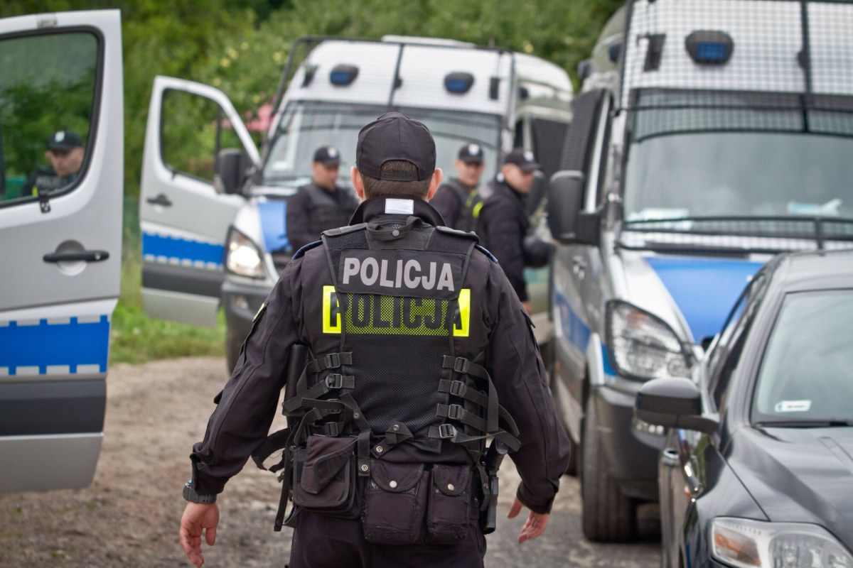 Policja przeszukuje lokale w związku z podszywaniem się pod funkcjonariuszy