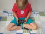 Niepokojące wyniki raportu: Dzieci narażone na nieodpowiednie treści w internecie