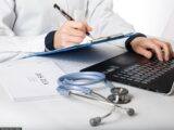 Kontrowersje wokół zwolnień lekarskich w Wielkopolsce: ZUS ściga lekarzy