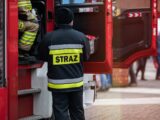 Groźny pożar w zakładzie odpadowym w Mszczonowie: działania strażaków nadal trwają