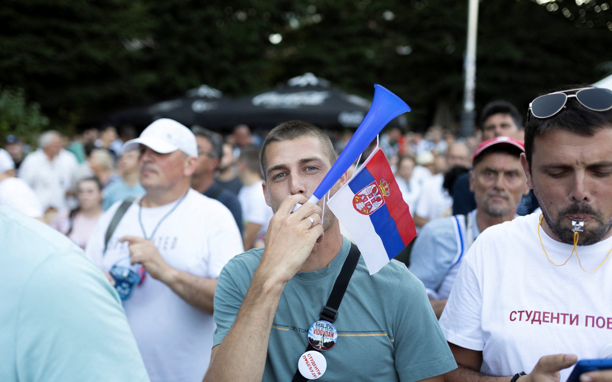 Serbia w Oczekiwaniu na Przedterminowe Wybory: Wiec w Belgradzie