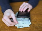 Spadek zatrudnienia i wzrost płac w Polsce: najnowsze dane GUS