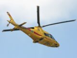 Poważny wypadek na DK74: karetka zderza się z samochodem osobowym