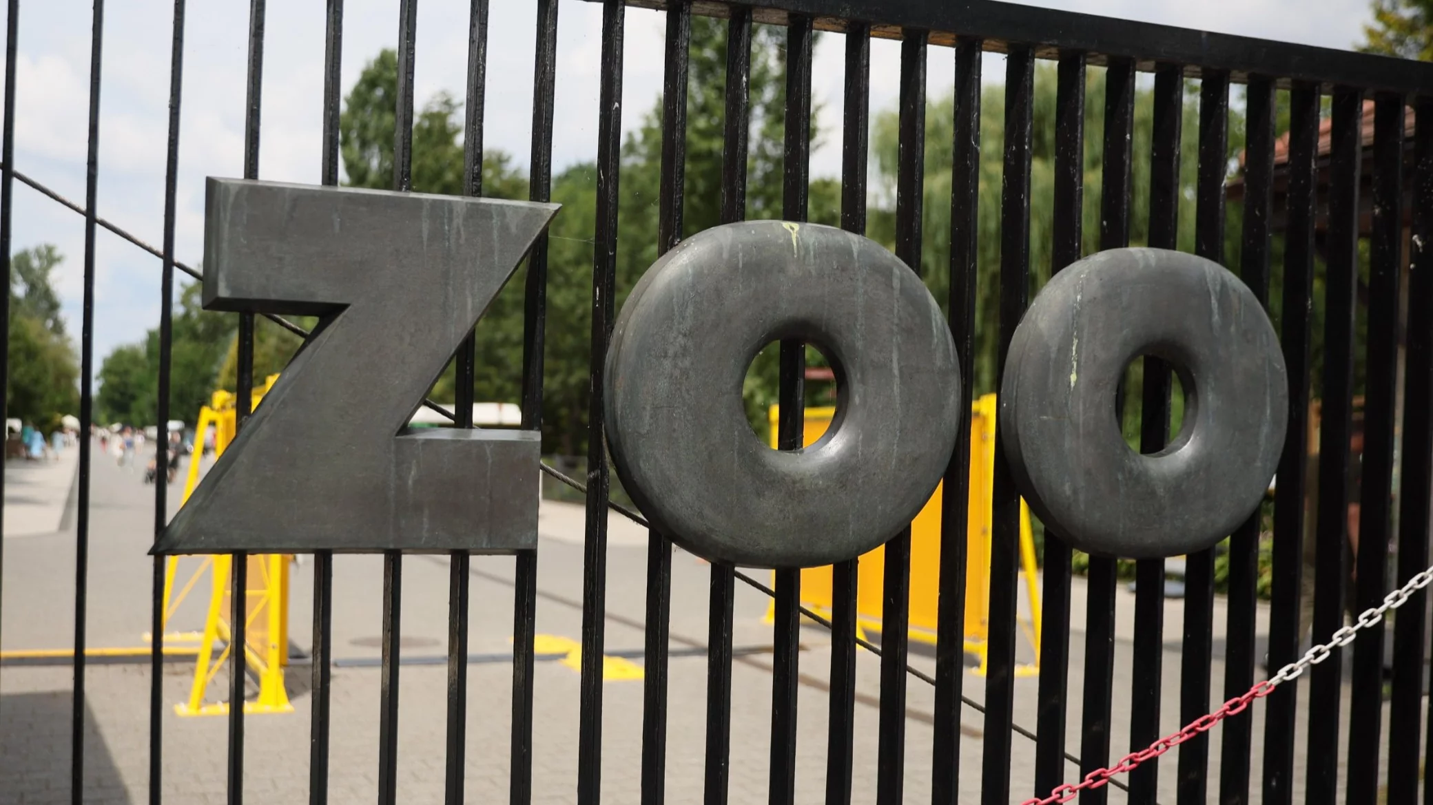Kontrowersje wokół zakupu siana dla warszawskiego zoo