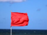 Nadmorskie kąpieliska pod czerwoną flagą z powodu niebezpiecznych warunków