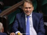 Zmniejsza się liczba posłów w stowarzyszeniu Morawieckiego