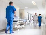 Nowe przepisy pracy dla personelu medycznego: limity godzinowe i wynagrodzenia