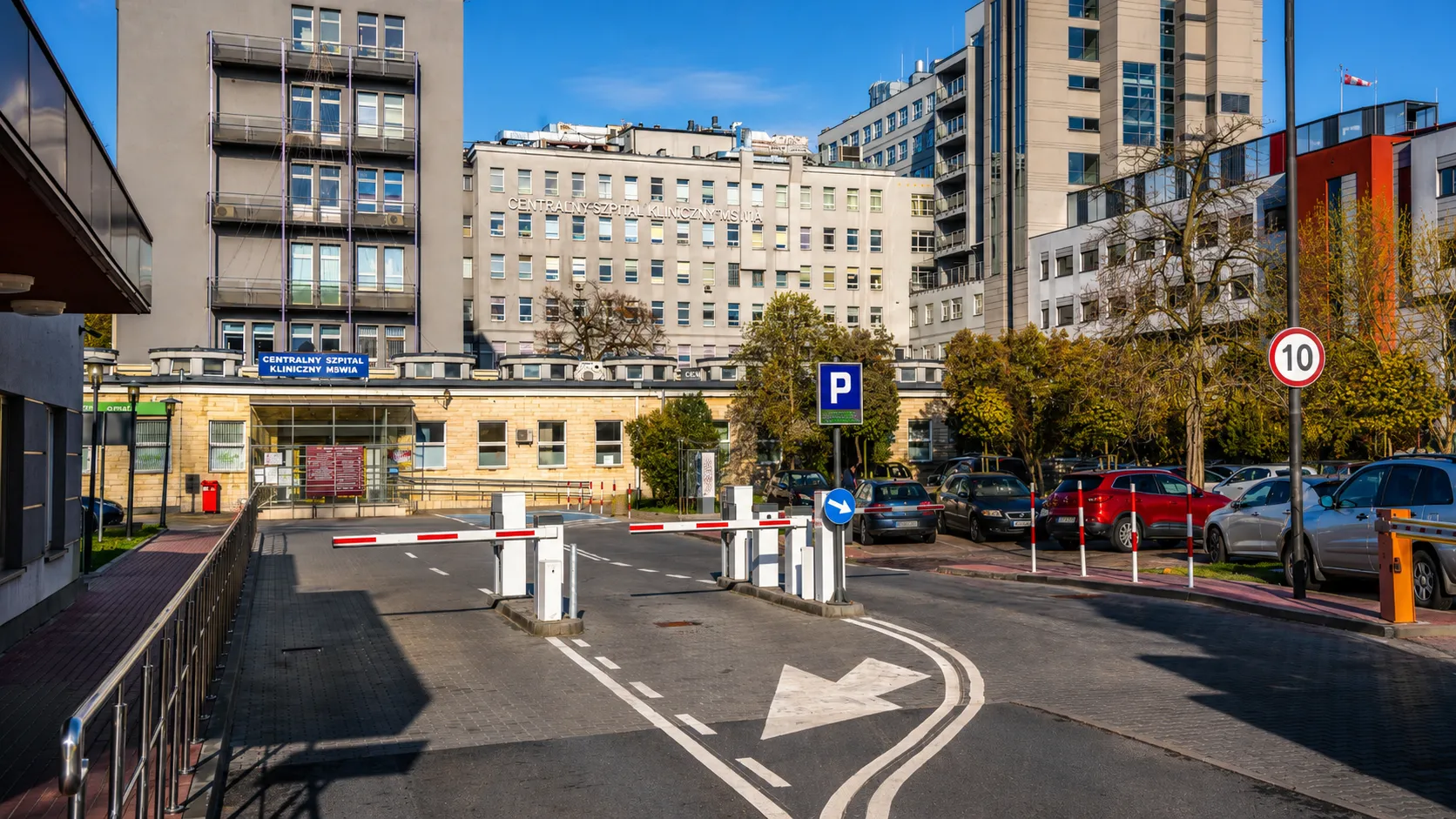 Szokujące opłaty parkingowe przy szpitalach: głosy pacjentów i reakcje placówek