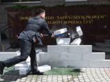 Spektakularny performance Mentzena i Bocheńczaka przed krakowskim szpitalem
