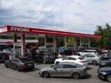 Nauczyciele i urzędnicy na dyżurach na stacjach paliw w Rosji