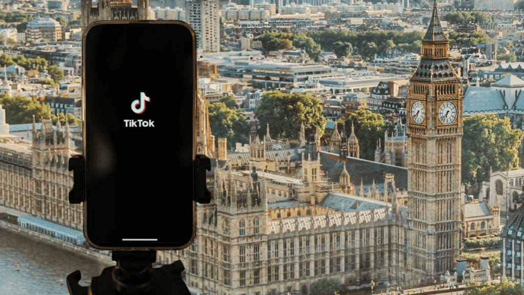 TikTok pod kontrolą Ofcomu: Czy platforma narusza brytyjskie prawo?