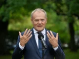 Rząd obniża VAT na paliwa: Tusk krytykuje prezydenta za decyzje w sprawie zysków