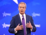 Nigel Farage zwycięża, ale satyryczna kampania zaskakuje
