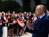 Rok prezydentury Nawrockiego: Polityczne podziały w ocenach Polaków