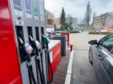 Rząd obniża VAT na paliwa: Kontrowersje wokół decyzji prezydenta