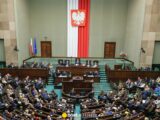 Koalicja Obywatelska liderem sondaży, ale z trudnościami w zbudowaniu większości