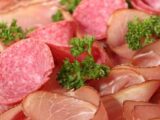 Groźna bakteria w salami: GIS wzywa do wycofania trzech produktów