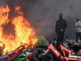 Napięta sytuacja we Francji: Godziny policyjne i zamieszki