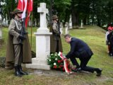 Prezydent Karol Nawrocki oddaje hołd ofiarom zbrodni OUN i UPA