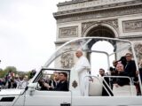 Tłumy na paryskich ulicach podczas wizyty papieża Franciszka