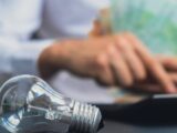 Polacy zmagają się z rosnącymi kosztami energii: oczekiwania wobec dostawców i rządu