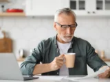 Problem z ZUS i MOPS: Seniorzy nieświadomie wpadają w pułapkę finansową