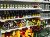 Znicze i dekoracje kwiatowe: Jak nie przepłacić na Wszystkich Świętych