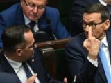Zamieszanie wokół odwołania szefa MSWiA: Konflikt polityczny między PiS a Rozwój Plus