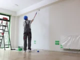 Kto ponosi koszt malowania ścian przy wyprowadzce? Kluczowe zasady dla najemców