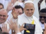 Zaskakująca wizyta Leona XIV we Francji: duchowość na ulicach Paryża