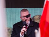 Starcie zwolenników i przeciwników Grzegorza Brauna przed warszawskim sądem