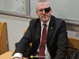 Grzegorz Braun wyrzucony z sali sądowej po głośnym incydencie